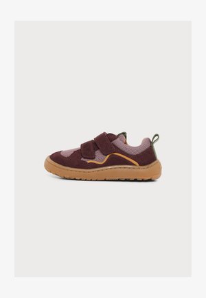 Baskets enfant marron et violet avec deux bandes Velcro et une semelle en caoutchouc marron clair sur un fond uni.