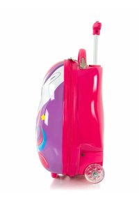 Valigia rigida in viola e rosa. Presenta una finitura lucida, manico retrattile e ruote trasparenti. Include decorazioni a forme di stella e luna.