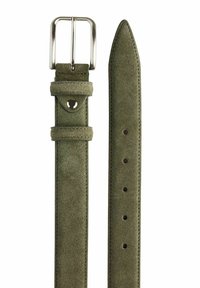 Olivgrön mocka bälte med en silverfärgad metallspänne, med en texturerad yta, förstärkta sömmar och fem hål för justering.