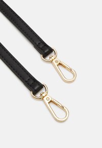 Två svarta läderremmar med guldmetallkarbinhakar på en vit bakgrund.