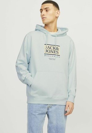 Jasnoniebieska hoodie z frontową kieszenią, z czarnym i beżowym logo. Wykonana z miękkiego materiału, z kapturem na sznurki i prążkowanymi mankietami.
