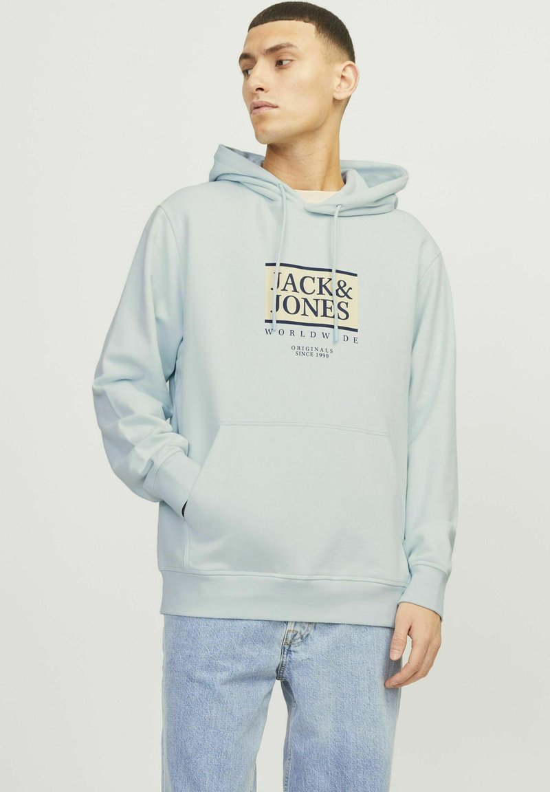 Jasnoniebieska hoodie z frontową kieszenią, z czarnym i beżowym logo. Wykonana z miękkiego materiału, z kapturem na sznurki i prążkowanymi mankietami.