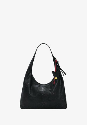 Čierna kožená kabelka cez rameno s perforovanými kvetinovými vzormi, príveskom v tvare motýľa, červenými strapcami a jednému popruhu na držanie.