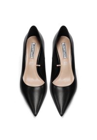 Tacchi alti neri in pelle con design a punta e una superficie liscia. Le sole interne sono beige e presentano un branding minimale.