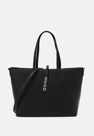 Zwarte draagtas van glad synthetisch materiaal. Voorzien van lange handvatten, een afneembare schouderriem en een zilveren "HUGO" logo-accent.