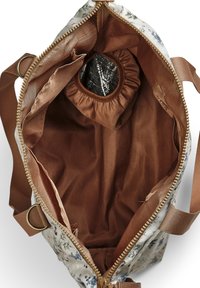 Interno della borsa in satin marrone con motivo floreale. Presenta una chiusura con coulisse, una cerniera dorata e tasche laterali. Texture liscia con rivestimento lucido.