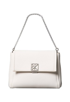 Biely kožený kabelka s textúrou, so skladacím uzáverom, striebornou geometrickou sponou a krátkym strieborným reťazovým uškom.