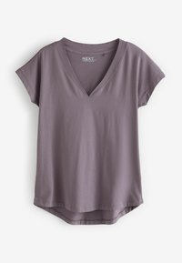 Majica kratkih rukava s V-izrezom od mauve tkanine. Ima opušteni kroj i zakrivljeni rub, s glatkom teksturom i minimalnim detaljima šivanja.