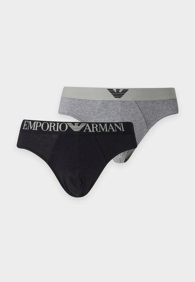 Δύο ανδρικά εσώρουχα, ένα μαύρο με "EMPORIO ARMANI" στη μέση και ένα γκρι με γκρι μέση και μαύρο λογότυπο.