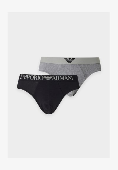 Δύο ανδρικά εσώρουχα, ένα μαύρο με "EMPORIO ARMANI" στη μέση και ένα γκρι με γκρι μέση και μαύρο λογότυπο.