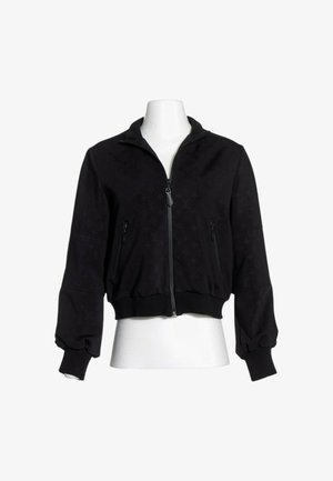 Schwarze Jacke mit Reißverschluss, langen Ärmeln, gerippten Bündchen und Saum sowie zwei vorderen Reißverschlusstaschen, dargestellt auf einem weißen Schaufensterpuppe-Torso.