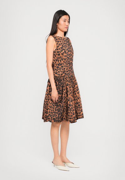 Haljina s leopard uzorkom u smeđoj i crnoj boji, bez rukava, rašireni kroj, do koljena, izrađena od laganog materijala s teksturiranim završetkom.