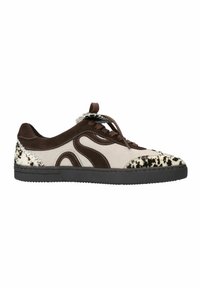 Baskets avec un mélange de suède gris clair et d'accents brun foncé, ornées d'un imprimé animal sauvage texturé sur le talon et la coque des orteils.