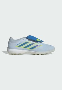Chaussure de football Adidas Predator gris clair avec des rayures bleues et jaune néon, couvre-lacets bleu et semelle blanche avec petits crampons.