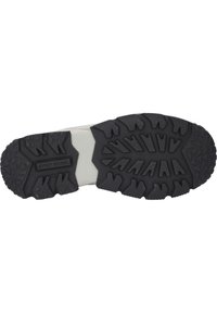 Czarna gumowa podeszwa z wytrzymałym wzorem bieżnika, z różnymi wypustkami zapewniającymi przyczepność oraz logo "JOSEF SEIBEL" na środku.