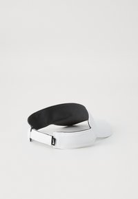 Visera blanca con un frente texturizado, interior negro, correa ajustable y un pequeño logo en el lateral. Diseño de ala plana y curvada.