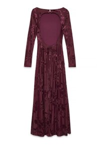 Lång vinröd klänning med blommönstrad relief, långa ärmar och en djup ryggutskärning, med en dragkedjestängning vid nacken.