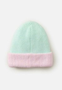 Strikket hue i mintgrøn med en pastellpink foldet kant. Har ribbet tekstur og en rund form. Blødt, let materiale.