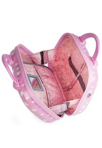 Mochila rosa con un patrón de estrellas blancas, que cuenta con dos asas, un interior texturizado y varios bolsillos. Forrada con un diseño geométrico.