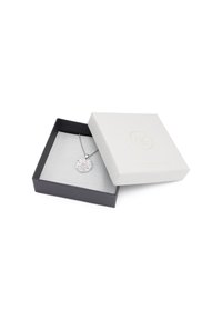 Silverhänge i form av en rund charm med färggladaädelstenar, presenterat i en grå och svart smyckeslåda med mjukt foder.