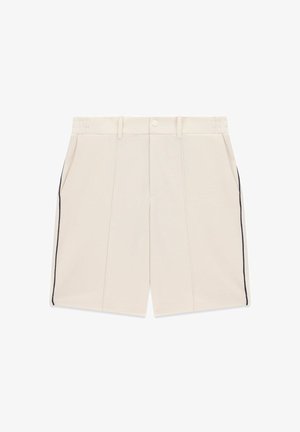 Kurzärmelige, cremefarbene Shorts mit Struktur, vorderen Falten, Seitentaschen, Gürtelschlaufen und schwarzer Paspelierung entlang der äußeren Nähte.