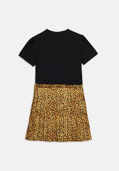 Robe noire à manches courtes avec une jupe plissée à imprimé léopard attachée à la taille, vue de dos.