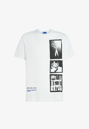 Fehér póló három fekete-fehér téglalap alakú nyomattal: olló, fényképezőgépet tartó személy és egymásra rakott könyvek, Karl Lagerfeld Jeans logóval.