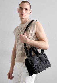 MARGARET SMALL SQUARE BAG UNISEX - Handbag - black