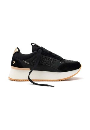 Sneaker sportivo nero con una tomaia in mesh a trama, accenti in suede e una suola intermedia bianca. Caratterizzato da lacci piatti e una suola in gomma rigata.