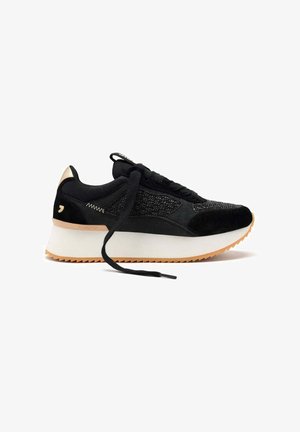 Baskets de sport noires avec une empeigne en maille texturée, des accents en suède et une semelle intermédiaire blanche. Dotées de lacets plats et d'une semelle extérieure en caoutchouc striée.