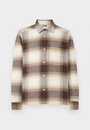 Brun och krämrandig rutigt skjorta med knappar framtill, tillverkad av mjukt material, med en klassisk krage och träknappar.