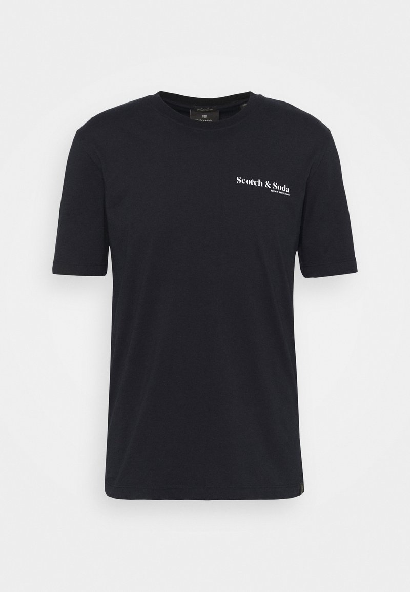 Schwarzes Baumwoll-T-Shirt mit kurzen Ärmeln, Rundhalsausschnitt, mit dem weißen "Scotch & Soda"-Logo, das auf der oberen linken Brustseite gedruckt ist.