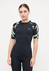 Čierny rash guard s krátkym rukávom s živými kvetinovými vzormi na rukávoch a hladkou textúrou. Obsahuje logo na hrudníku.