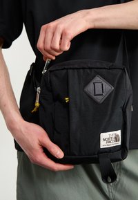 BERKELEY CROSSBODY UNISEX - Taška s příčným popruhem - black/mineral gold