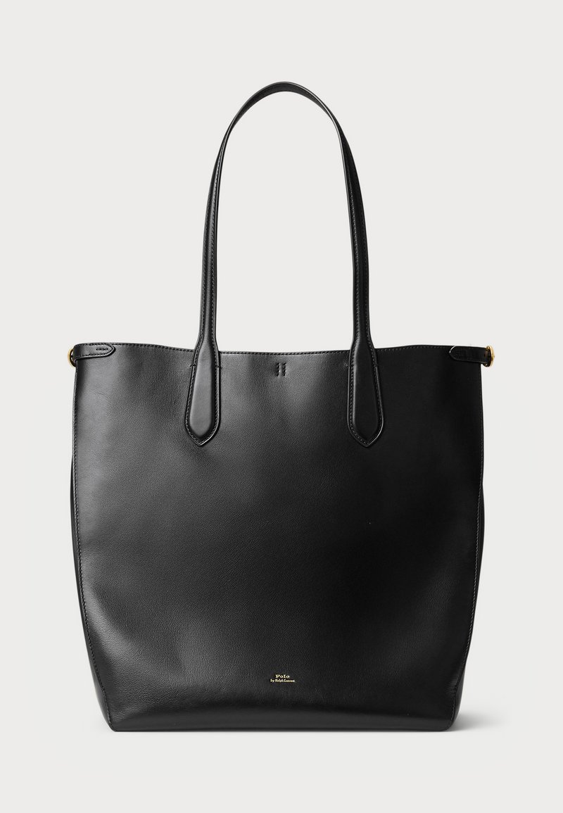 Μαύρη δερμάτινη τσάντα tote με δύο μακριά λουριά, ορθογώνι�ο σχήμα, λεία υφή και διακριτό χρυσό λογότυπο κοντά στο κάτω μέρος.