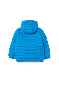 Chaqueta de plumas azul con capucha, que presenta líneas de acolchado horizontal, puños elásticos y un acabado exterior suave y brillante.