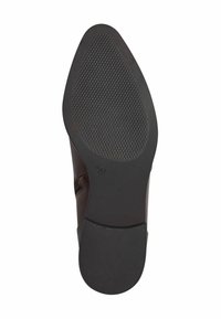 Suola di scarpa nera con una superficie testurizzata e in gomma; presenta una punta affilata e un'indicazione di taglia "37" stampata nell'area del tallone.