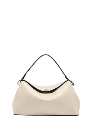 Kremowa skórzana torba na ramię z brązowym uchwytem i srebrną klamrą, miękka, usztywniona forma, minimalistyczny design.