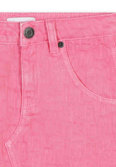 Roze denim shorts met een gestructureerd patroon van verhoogde letters, standaard zakken en een knoopsluiting met een metalen accent.