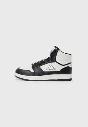 Adidași înalți cu un design din piele albă și neagră, închidere cu șireturi, gleznă căptușită și un logo pe lateral. Talpă din cauciuc.