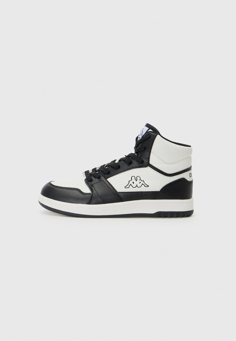 Korkealaiset tennarit, joissa on musta-valkoinen nahkasuunnittelu, nauhakiinnitys, pehmustettu nilkka ja logo sivussa. Kumin pohja.