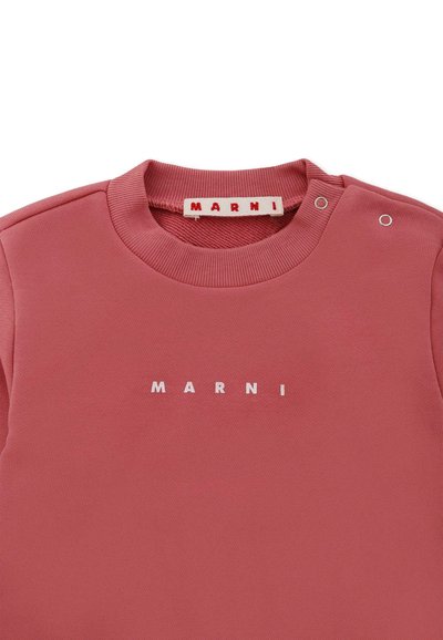 Felpa rosa con scollatura rotonda, realizzata in tessuto liscio. Presenta il logo bianco "MARNI" e bottoni a pressione argentati sulla spalla sinistra.