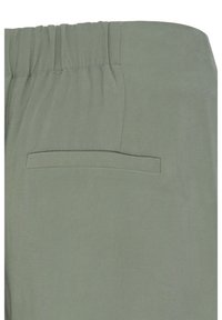 Pantaloni verde oliva con vita elastica e tasca posteriore orizzontale a fessura su tessuto liscio.