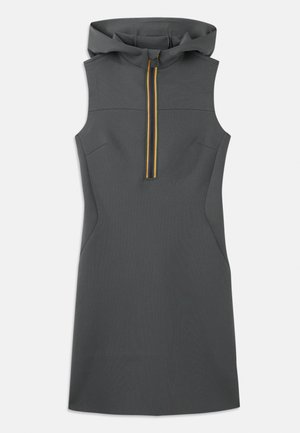 Szara sukienka bez rękawów z kapturem, posiadająca frontowy suwak z żółto-zielonym paskiem oraz dwie boczne kieszenie. Gładka faktura.