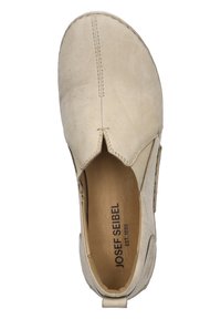 Chaussure en cuir beige à enfiler avec des détails brodés, bout arrondi, accents élastiques sur les côtés et doublure intérieure lisse. Logo de la marque visible.