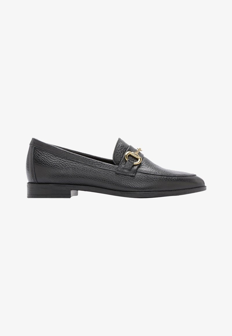 Mocassin en cuir noir avec talon bas et détail mors doré sur le dessus, surface texturée et design à bout rond.