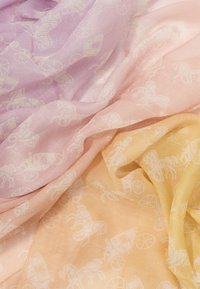 Let ungdommelige tørklæder i lavendel, pink og gul med hvide hest og vogn mønstre; gennemsigtig stof med en blød tekstur.