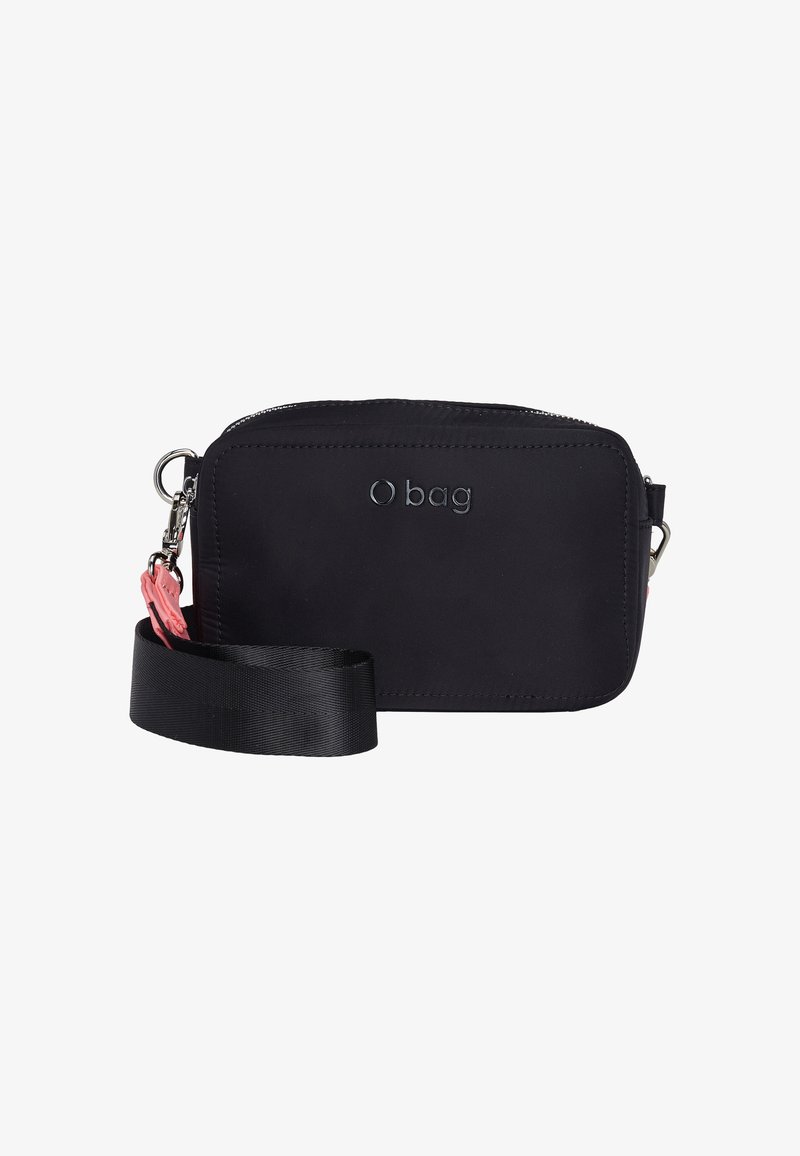 Sac O bag noir avec fermeture éclair, fabriqué en matériau doux. Il dispose d'une sangle noire détachable et d'un accent décoratif rose. Logo à l'avant.