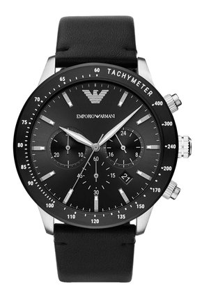 Emporio Armani zwart tachymeterhorloge met drie subdials, zilveren uurmarkeringen, datumaanduiding op 4 uur en zwarte leren band.