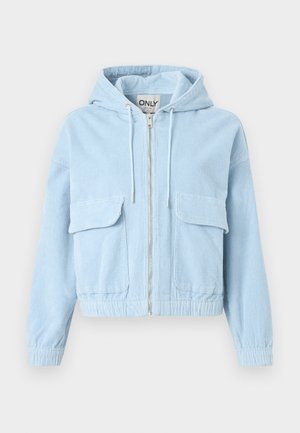 Veste en velours côtelé bleu clair avec capuche, fermeture éclair avant et deux poches poitrine. Comprend des poignets élastiques et un ourlet sous la taille.